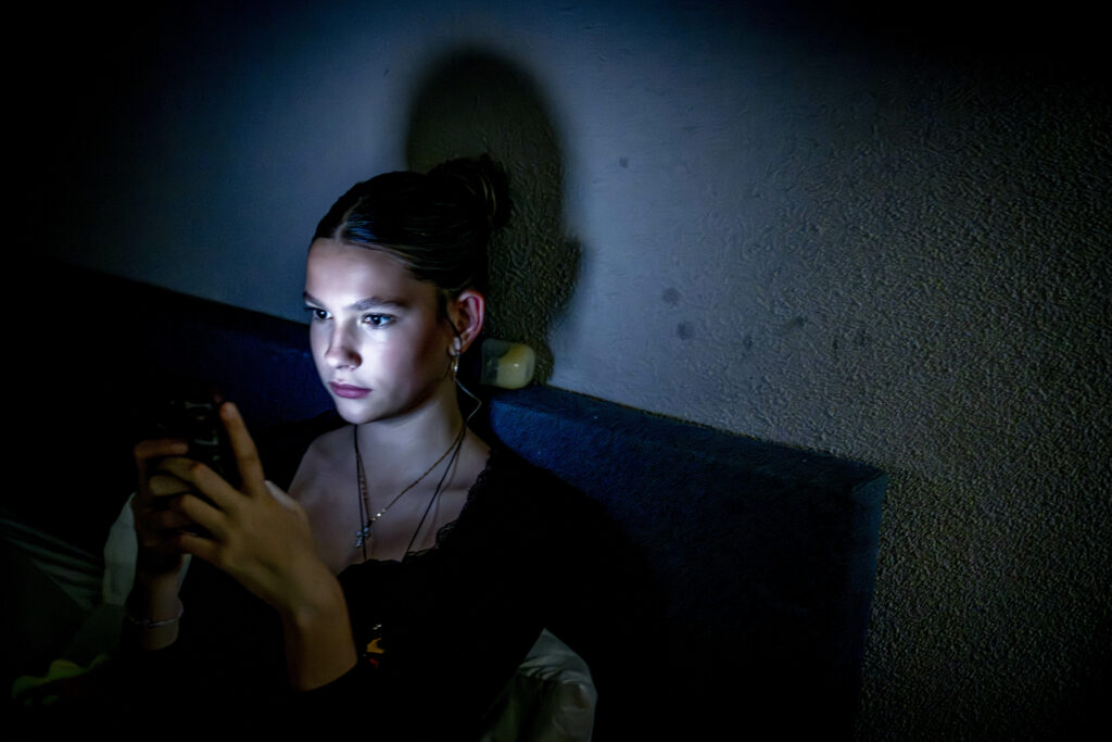 franta-accelereaza-procedura-pentru-interzicerea-retelelor-sociale-in-randul-copiilor-sub-15-ani.-anuntul-facut-de-emmanuel-macron