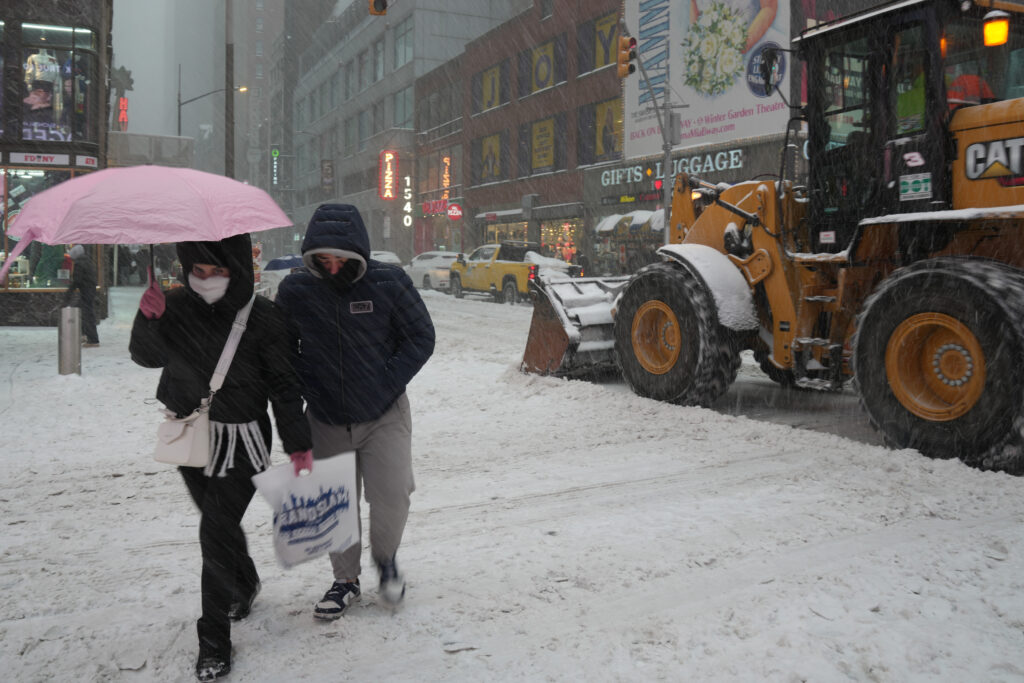 furtuna-puternica-din-sua-lasa-sute-de-mii-de-oameni-fara-energie-electrica.-mii-de-zboruri-au-fost-anulate
