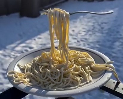 ger-naprasnic-in-sua.-un-american-a-filmat-momentul-in-care-pastele-ingheata-pe-furculita-dupa-ce-sunt-ridicate-din-farfurie