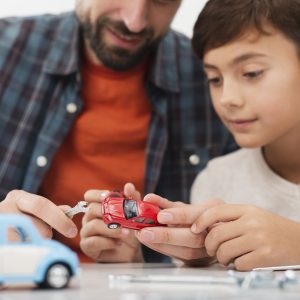 pasiunea-pentru-masini,-mai-mult-decat-un-hobby!-cum-ii-ajuta-pe-tati-sa-se-apropie-de-fiii-lor-si-sa-creeze-o-punte-intre-generatii