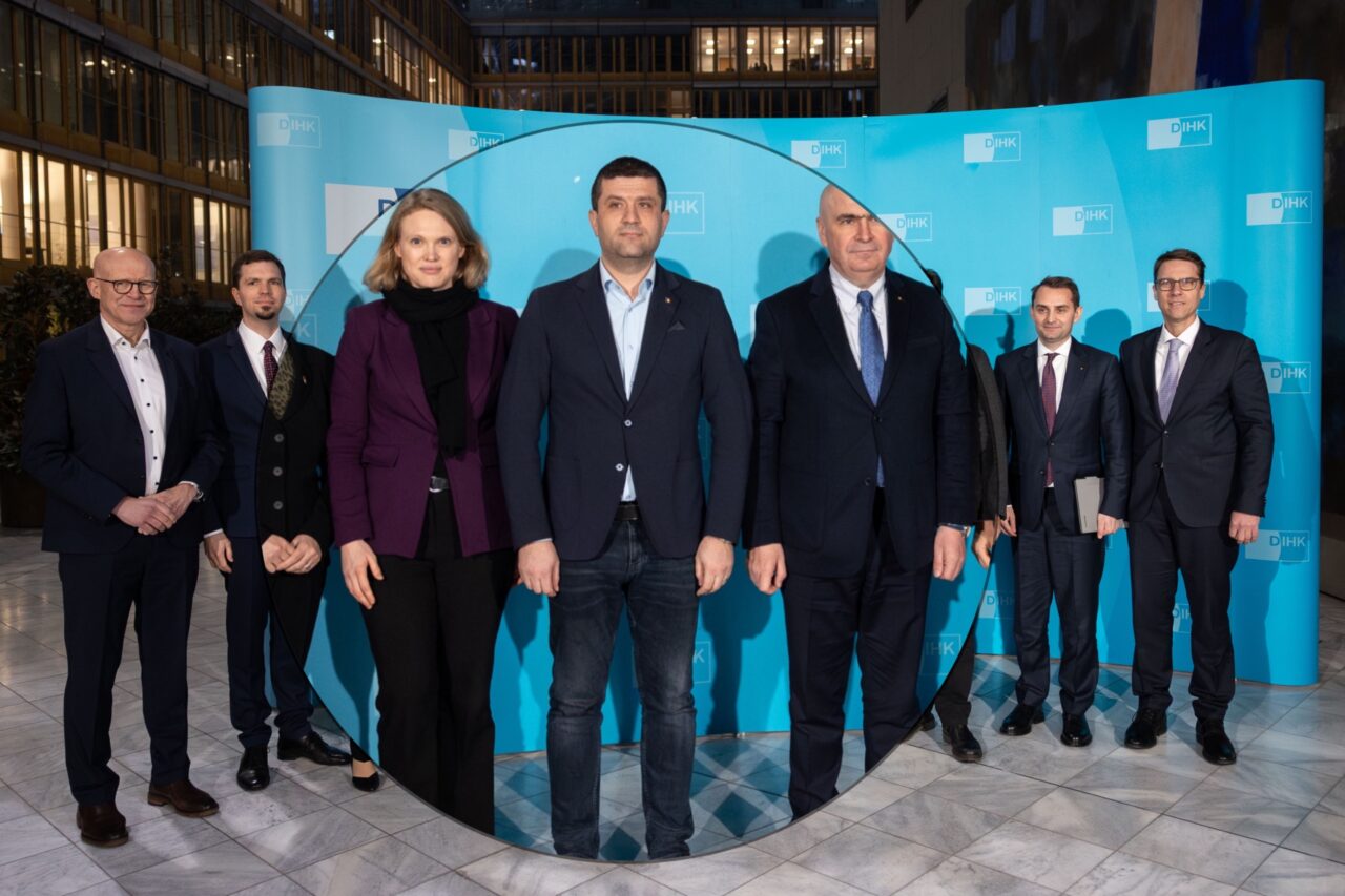 radu-miruta-a-plecat-in-vizita-oficiala-in-blugi.-ministrul-face-parte-din-delegatia-premierului-ilie-bolojan,-din-germania