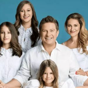 cum-este-pavel-bartos-ca-tata-si-ce-fel-de-relatie-are-cu-cele-trei-fiice-ale-sale:-noi,-tatii-de-fete,-avem-chestia-asta-ca-ne-luam-pusca-pusca-nu-rezolva-nimic.-tine-cat-de-mult-comunici,-de-educatia-lor-/-exclusiv