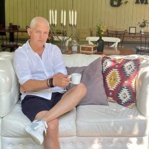 cum-arata-vila-cu-doua-etaje-a-lui-virgil-iantu-dupa-renovare:-o-adevarata-investitie,-la-care-ma-gandesc-cu-mandrie-cand-ma-uit-in-jurul-meu.-are-perete-din-geamuri,-design-minimalist-si-multe-lumini-ambientale