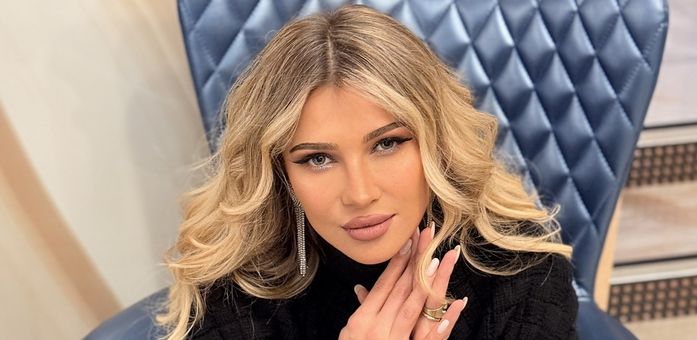 lora,-impecabila-in-costum-de-baie.-are-forme-de-invidiat