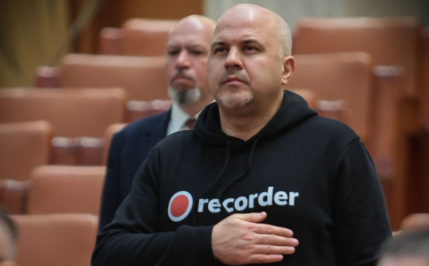Deputatul Emanuel Ungureanu a participat la ședință în hanorac cu logo-ul Recorder