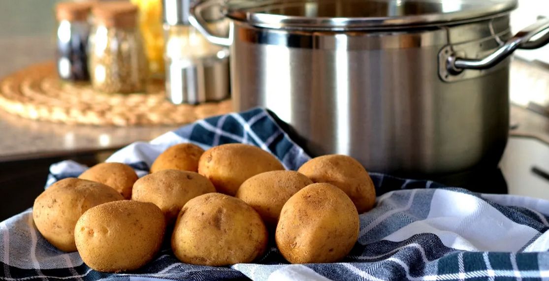 nu-arunca-cojile-de-la-cartofi.-pot-fi-folositoare-la-curatarea-oalelor-si-tigailor