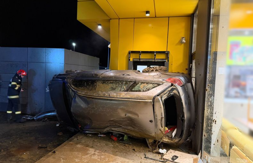 barbat-din-cluj,-arestat-preventiv,-dupa-ce-a-intrat-cu-masina-in-stalpul-de-iluminat-si-in-peretele-unui-magazin.-nu-avea-permis