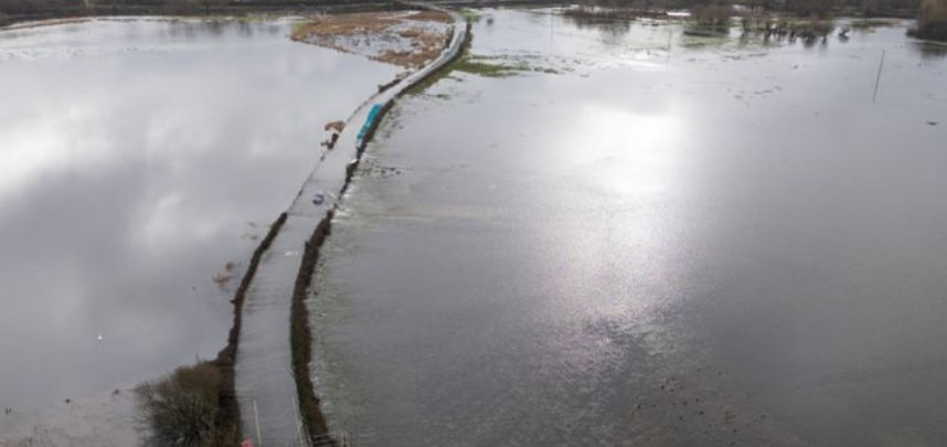 Peste 80 de avertismente de inundații în Marea Britanie din cauza precipitațiilor persistente