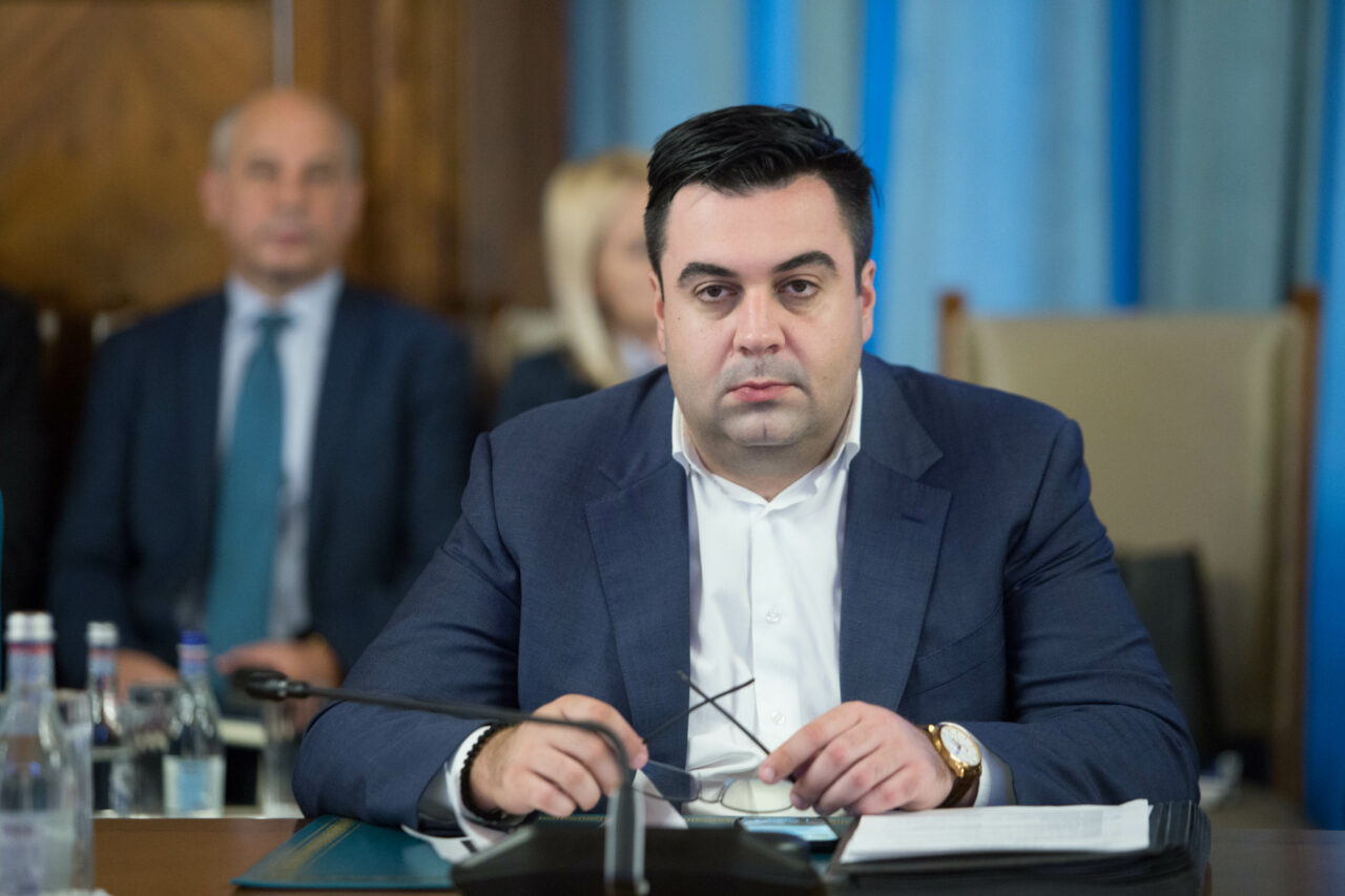 fostul-ministru-al-transporturilor-razvan-cuc-a-fost-plasat-in-arest-la-domiciliu.-este-acuzat-ca-ar-fi-intermediat-o-mita-de-peste-1-milion-de-lei
