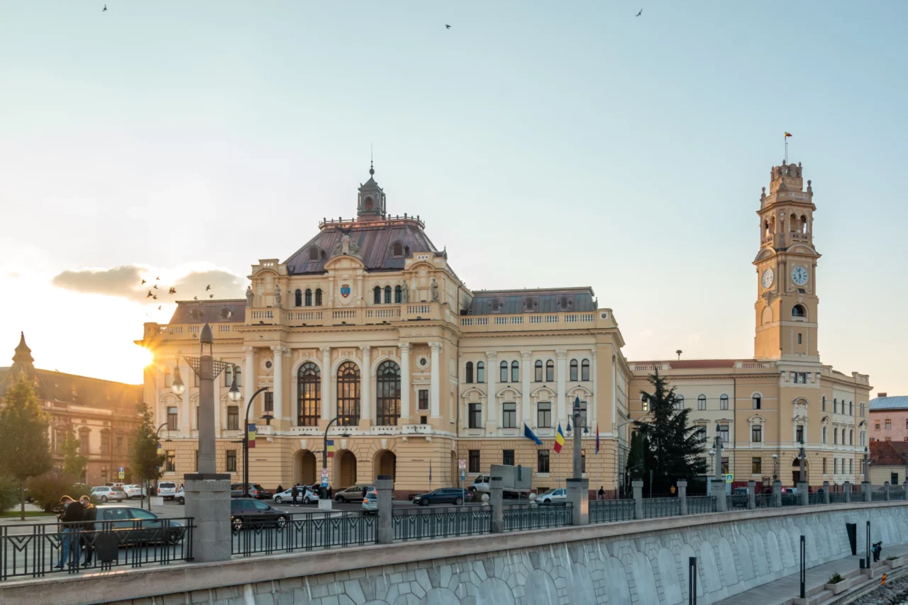 Angajații Primăriei Oradea trebuie să păstreze lumina aprinsă la birouri pe timp de noapte
