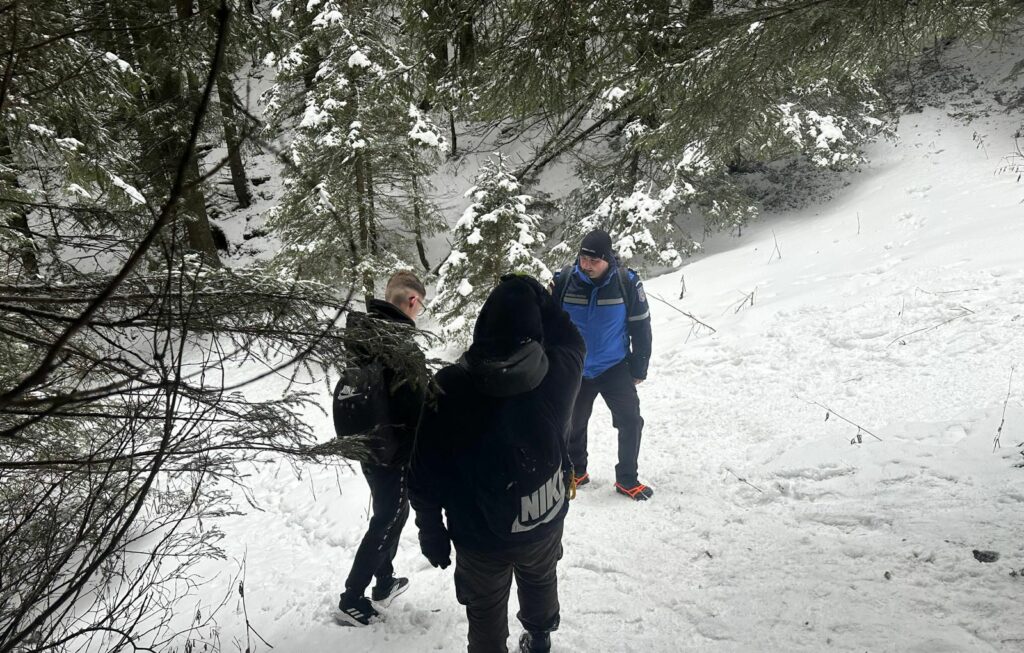 Tineri cu adidași pe munte, opriți de jandarmii montani în iarnă