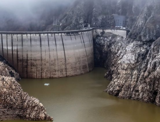 Probleme la Barajul Vidraru după viitură, apa la Curtea de Argeș rămâne nepotabilă