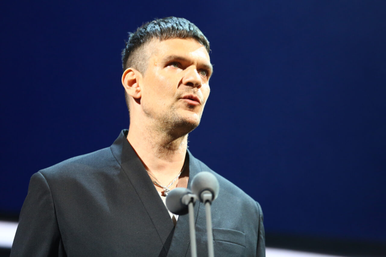 tudor-chirila-a-gasit-vinovatii-pentru-ca-guvernul-bolojan-vrea-sa-normeze-ca-in-fabrica-munca-actorilor:-suveranistii-sunt-de-vina