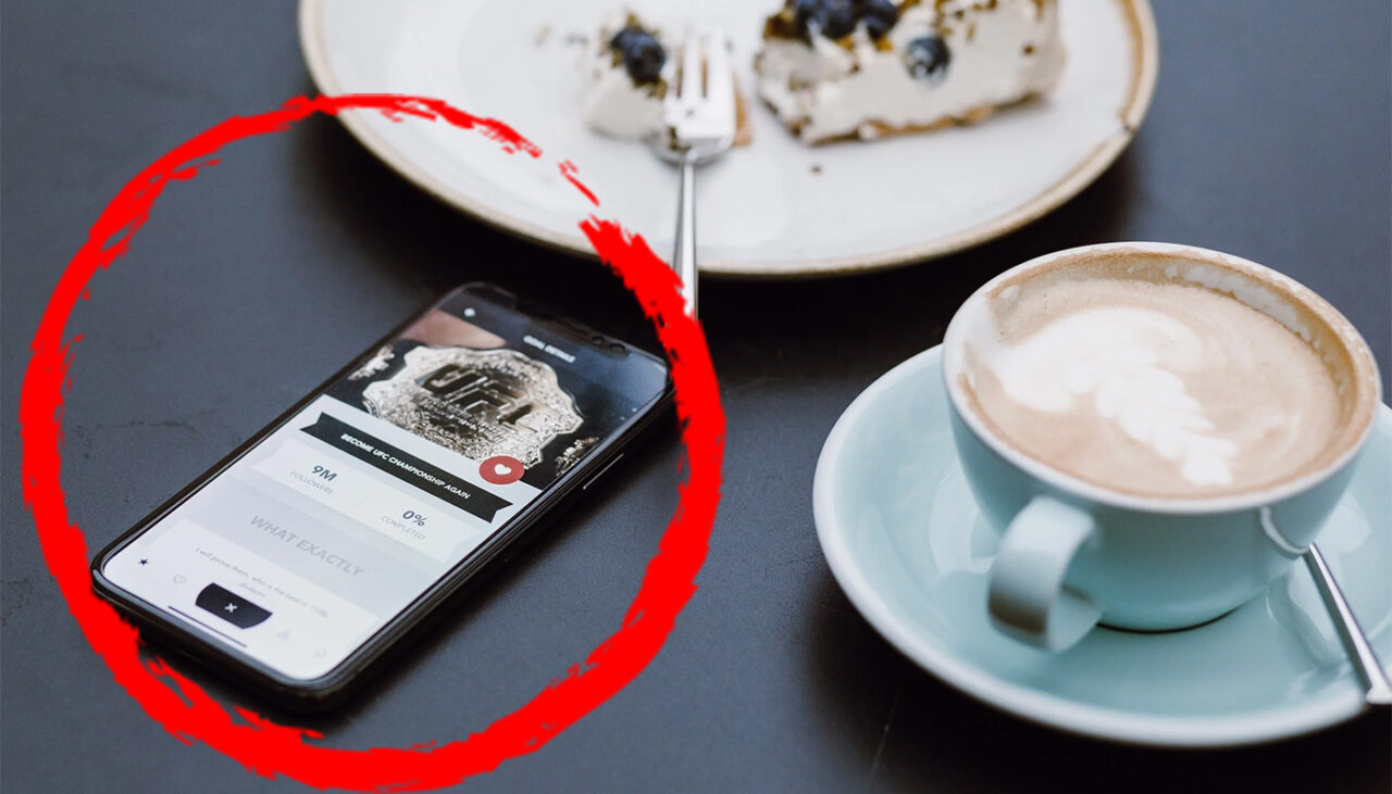 ce-inseamna-daca-iti-tii-telefonul-pe-masa,-in-restaurant-sau-in-baruri?-ce-spun-expertii-in-psihologie