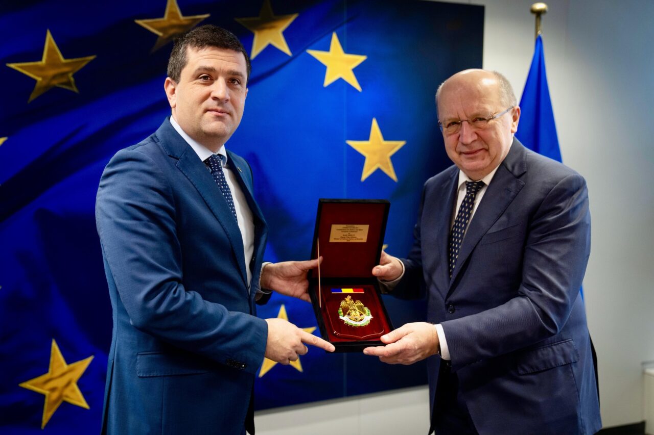 Ministrul Miruță s-a întâlnit cu comisarul european pentru Apărare