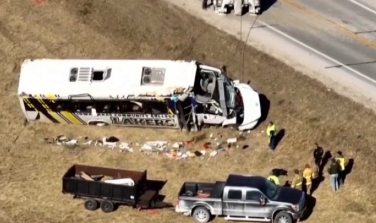 Autocar cu 32 de persoane răsturnat: un mort și răniți