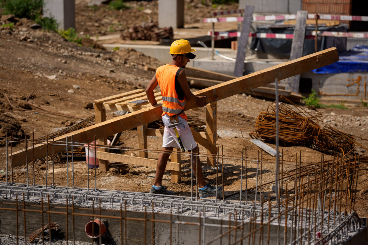 in-ce-stadiu-al-constructiei-se-afla-o-casa-la-rosu.-tot-ce-trebuie-sa-stii-despre-aceasta-etapa-a-unei-locuinte-noi