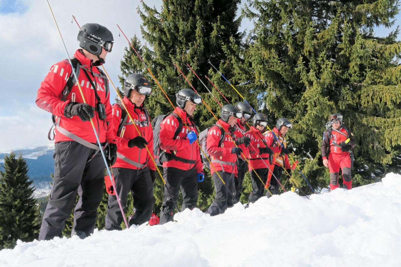 salvamontistii-ii-avertizeaza-pe-turisti-sa-nu-isi-mai-aleaga-traseele-montane,-dupa-ce-consulta-chatgpt-ul.-nu-i-mai-gasea-nimeni-50-de-ani