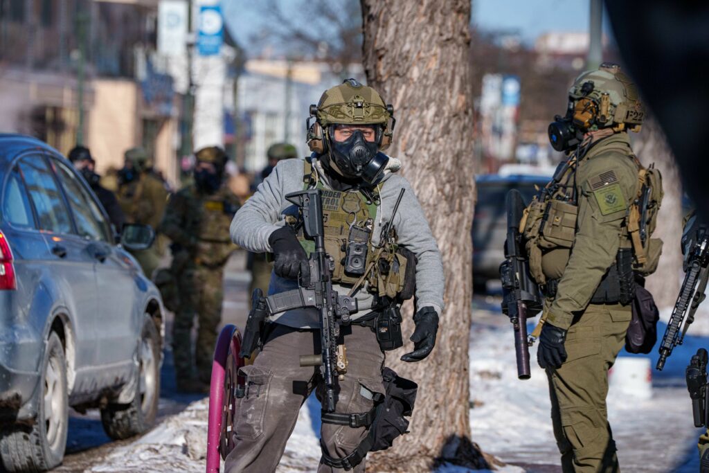 Autoritățile federale verfică dacă ofițeri ICE au mințit sub jurământ în cazul împușcării unui migrant în Minneapolis