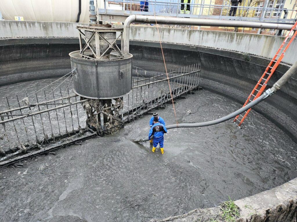 Compania de Apă Brașov avertizează asupra riscurilor aruncării șervețele umede în toaletă