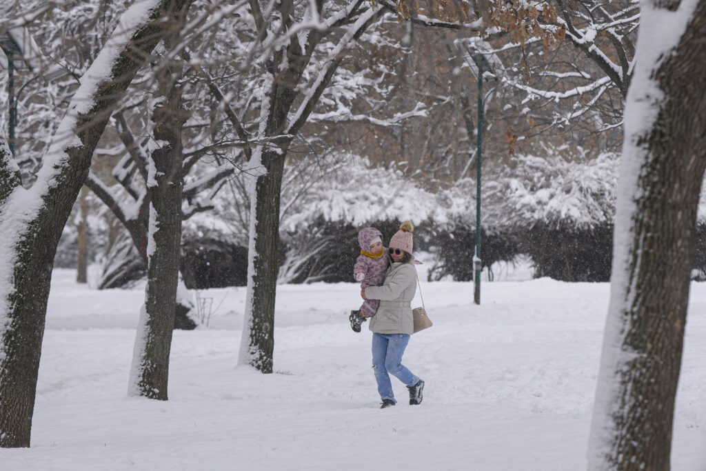 Cod roșu de ninsoare în București și Ilfov, stratul poate depăși 50 cm