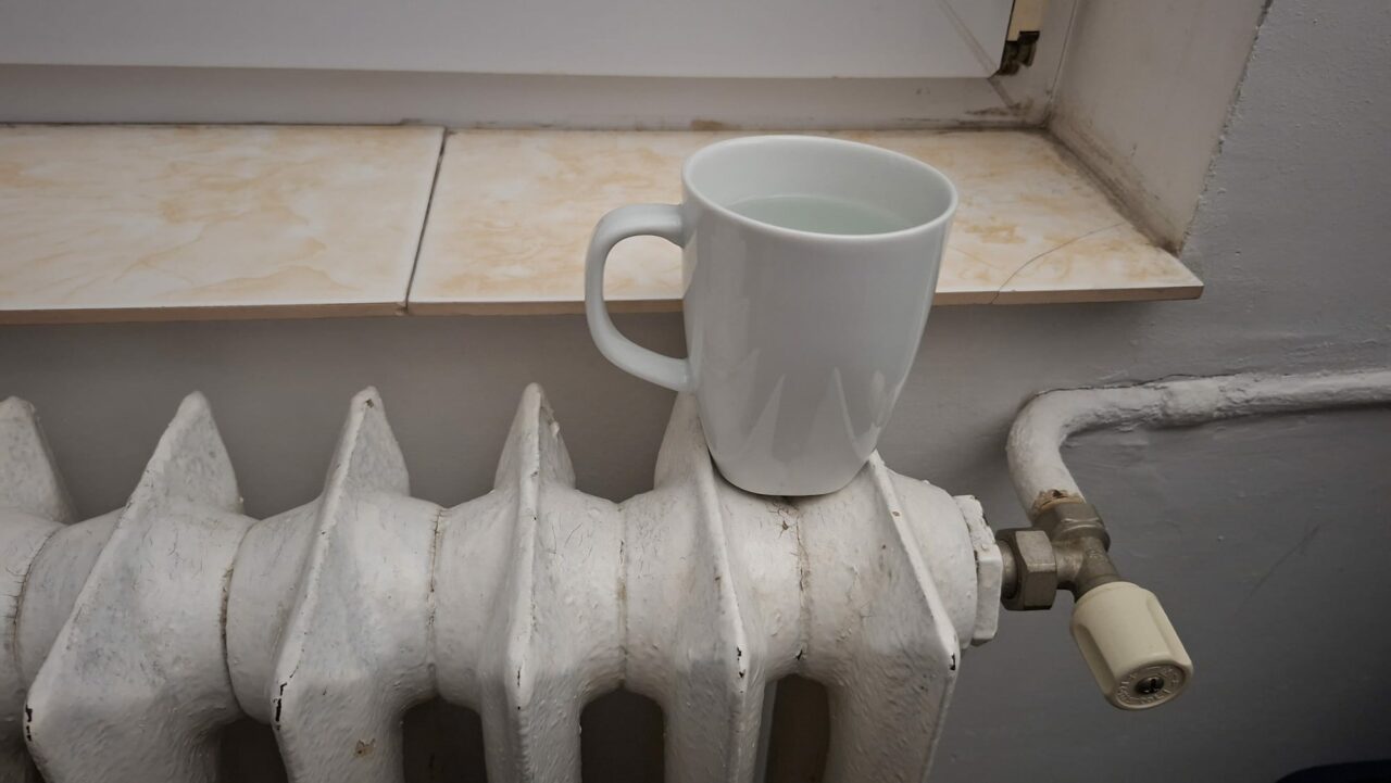 solutii-simple-pentru-o-atmosfera-placuta-in-casa,-pe-timp-de-iarna.-de-ce-este-util-sa-pui-o-cana-de-apa-pe-calorifer