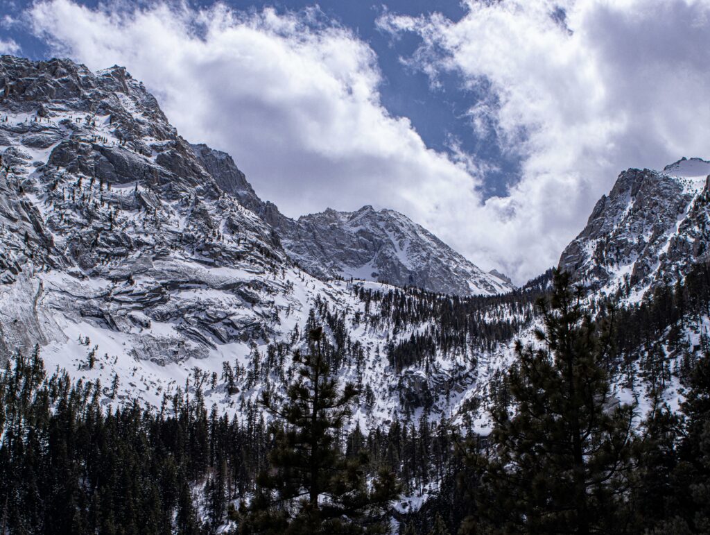 Autoritățile din SUA cercetează moartea a opt schiori în Sierra Nevada