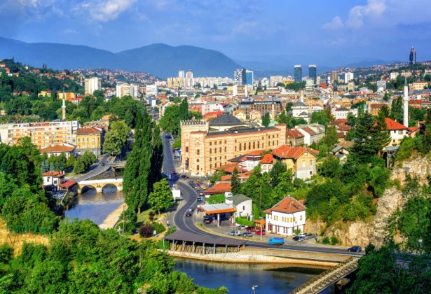 Bosniaci protestează după accidentul de tramvai din Sarajevo