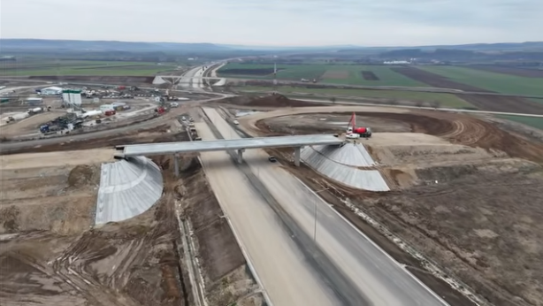 Imagini noi cu lucrările reluate pe tronsonul Suplacu de Barcău-Chiribiș al Autostrăzii Transilvania