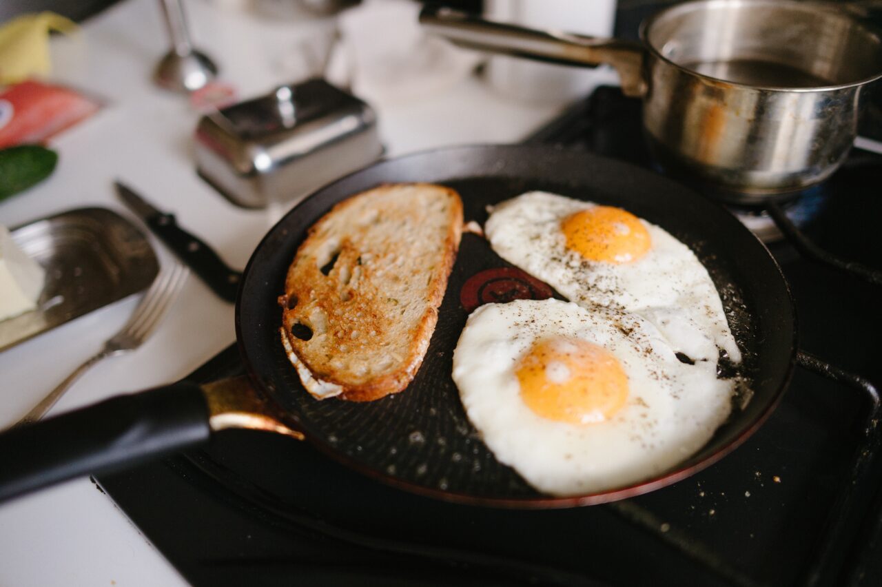 specialistii-spun-in-ce-tigai-este-sigur-sa-gatesti-si-de-ce-e-recomandat-sa-renunti-la-teflon