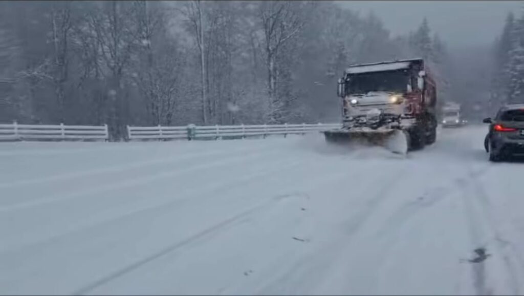 Ninsori abundente în zona montană din Suceava și cod galben de vânt în Moldova