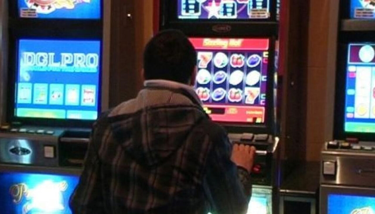 orasul-din-romania-in-care-primarul-vrea-sa-interzica-salile-de-jocuri-de-noroc.-cat-costa-vietile-copiilor,-sotilor,-tatilor,-vieti-distruse-de-pacanele?