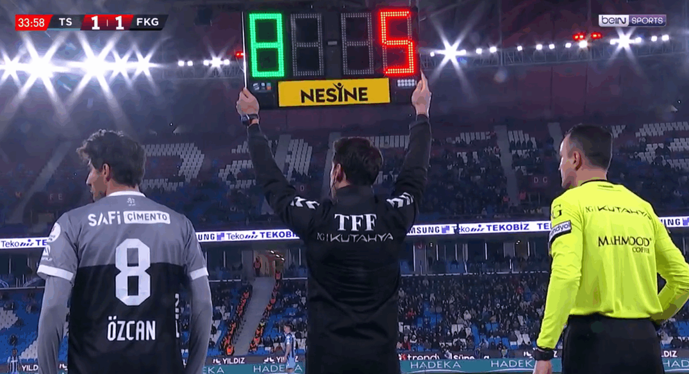 i-re-al!-faza-de-care-vorbeste-toata-lumea:-fotbalistul-a-refuzat-sa-iasa-de-pe-teren,-desi-antrenorul-a-decis-sa-l-schimbe-in-minutul-33
