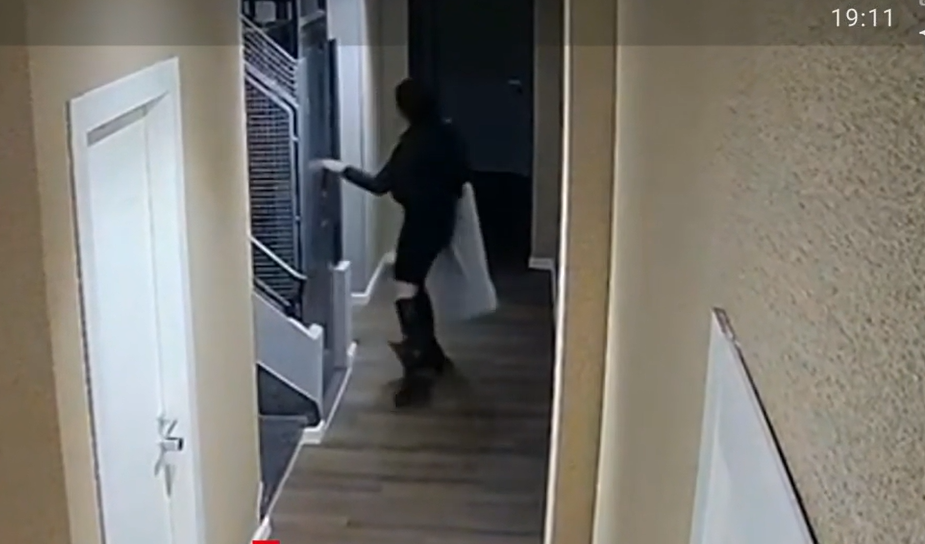 jaf-sprintar-in-piata-romana-din-bucuresti.-o-femeie-a-plecat-la-pas-cu-un-televizor-in-cearceaf-dintr-un-apartament-inciriat-in-sistem-hotelier