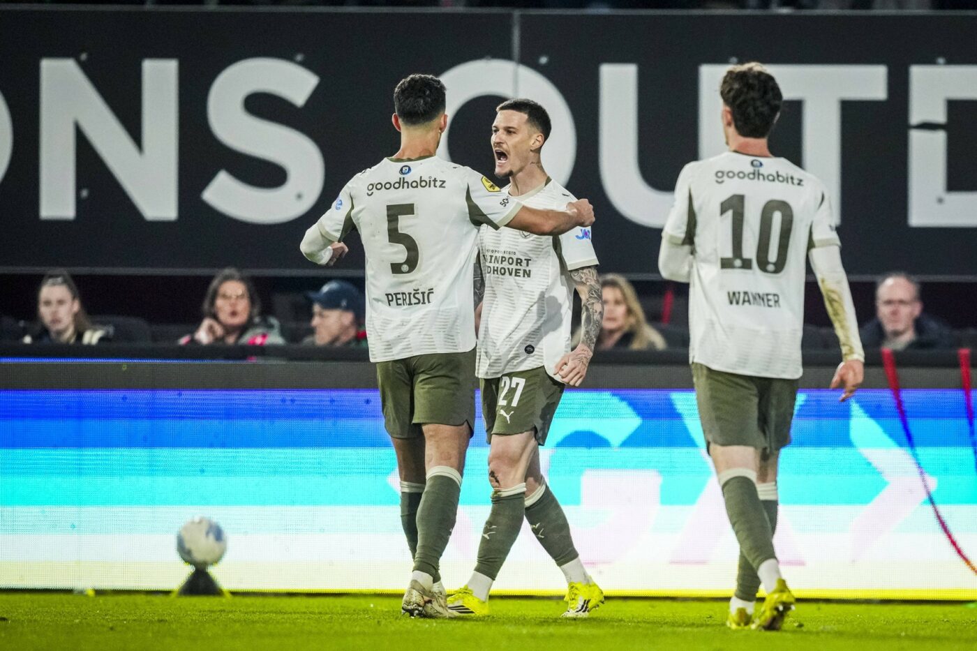 drama-pentru-dennis-man.-a-dat-gol,-dar-psv-a-fost-eliminata-in-semifinalele-cupei-olandei