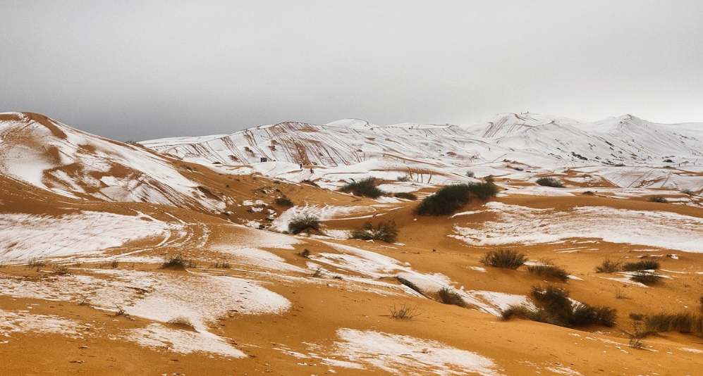 efectele-incalzirii-globale-ninge-in-sahara.-dunele-aride-s-au-transformat-in-derdelus