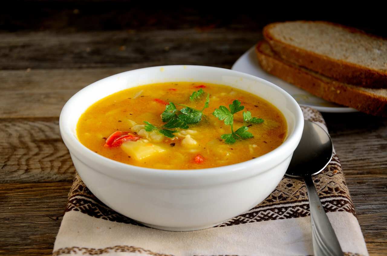 cum-dregi-ciorba,-daca-ai-scapat-prea-multa-sare-in-ea.-ingredientul-aflat-la-indemana-oricui,-care-face-minuni-in-oala