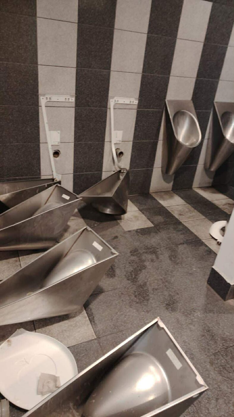 imagini-deplorabile!-dezastrul-lasat-de-fanii-lui-cfr-cluj-pe-cluj-arena