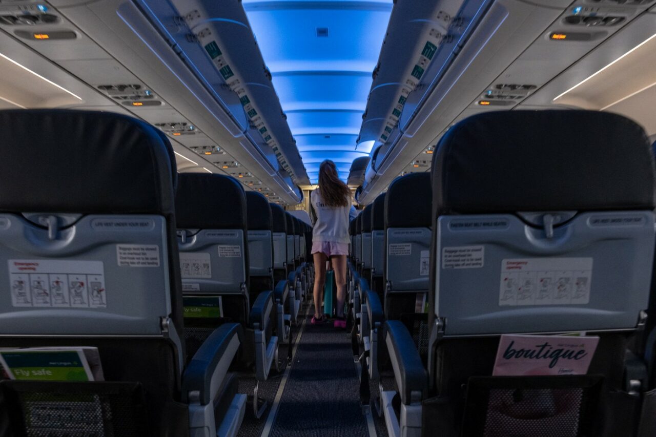 sfaturile-unei-stewardese.-ce-vestimentatie-ar-trebui-sa-eviti-pentru-a-nu-te-umple-de-mizerie-si-penibil-in-avion