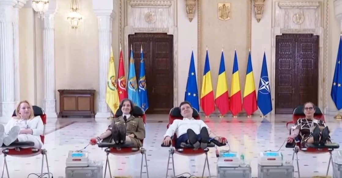 nicusor-dan-a-donat-sange-la-palatul-cotroceni.-presedintele-apare-intins-pe-un-pat-medical,-in-sala-unirii,-zambind-la-camera