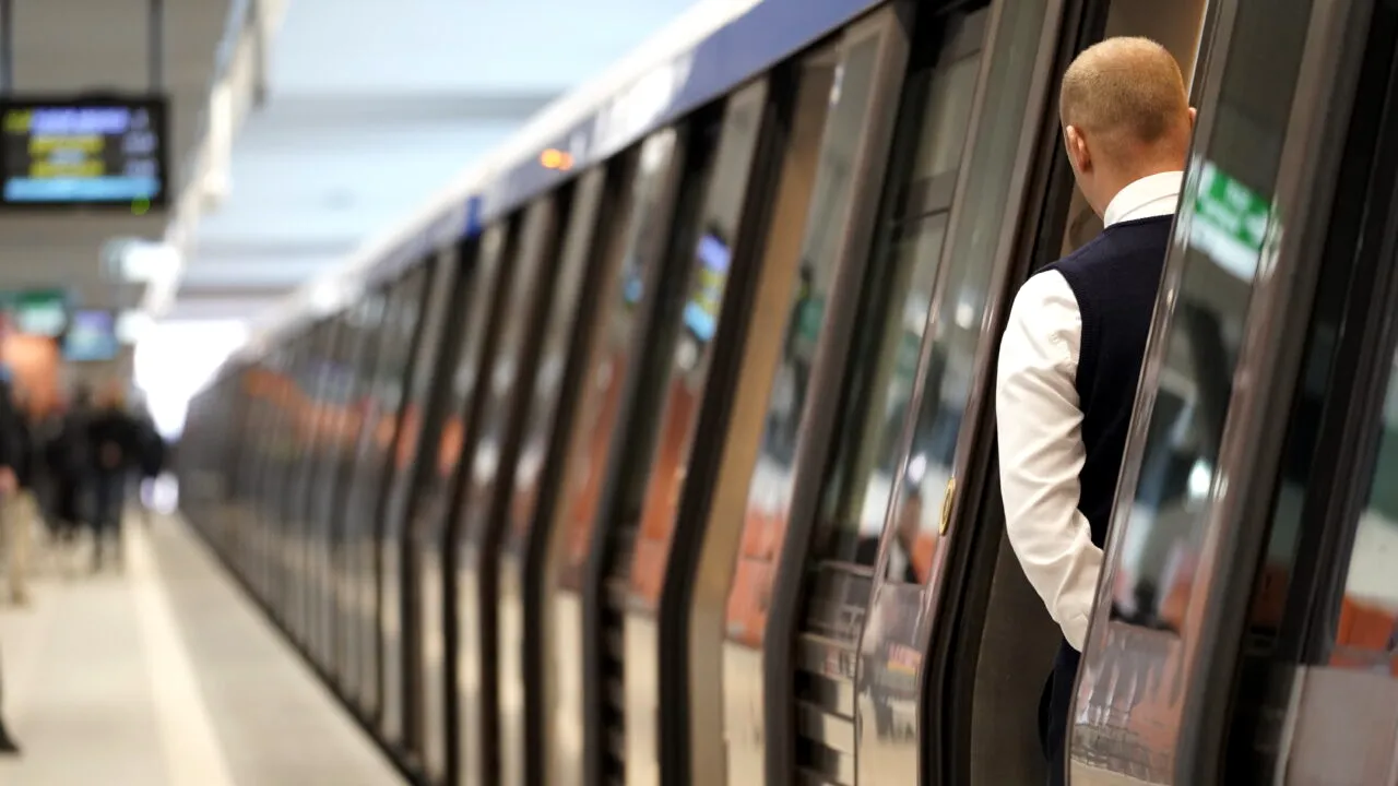 haos-la-metrou-miercuri-dimineata.-un-tren-a-ramas-blocat-in-statie-pe-magistrala-2