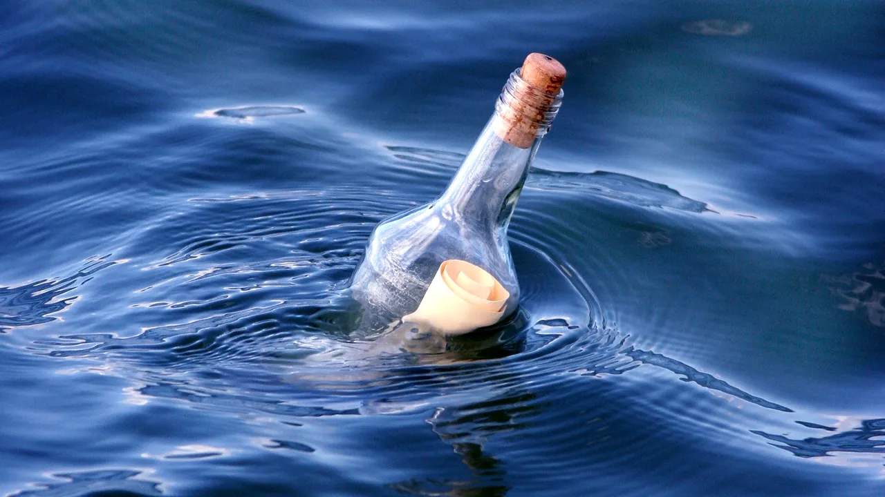 un-caine-a-gasit-pe-o-plaja-din-scotia-o-sticla-care-continea-un-mesaj.-fusese-aruncata-de-pe-o-barca-din-canada-si-a-supravietuit-doua-ierni-in-apa