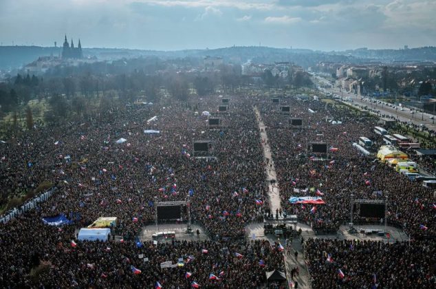 video-cehii-au-iesit-in-strada-la-cele-mai-mari-proteste-din-istoria-recenta.-scandari-pro-uniunea-europeana