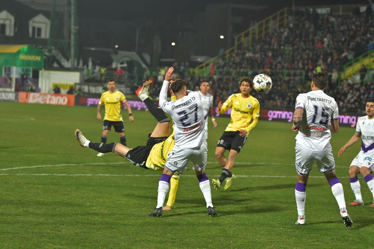 special-de-ce-u-cluj-a-invins-fc-arges-in-deplasare-iar-universitatea-craiova-a-clacat-pe-teren-propriu-cu-echipa-lui-bogdan-andone