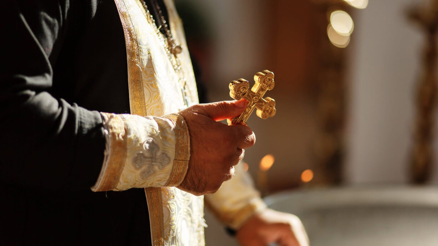 nemaivazut!-antrenorul-era-suspendat-si-s-a-deghizat-in-preot,-dar-a-fost-prins-dupa-ce-a-lovit-un-fotbalist-advers!