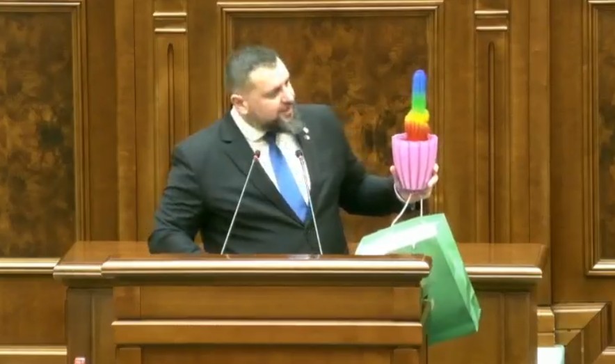 Senator AUR a adus un cactus în culorile curcubeului la Parlament și l-a dedicat USR