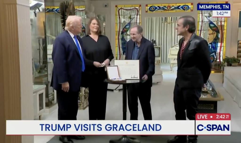 Donald Trump a vizitat casa lui Elvis Presley după anunțul negocierilor cu Iranul
