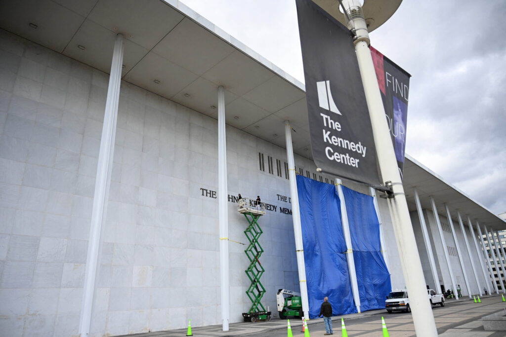 Grupuri de conservare a arhitecturii îl dau în judecată pe Trump pentru planurile centrului Kennedy