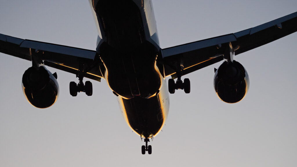 Avion cu pasageri a făcut o întoarcere bruscă deasupra mării și a declarat stare de urgență