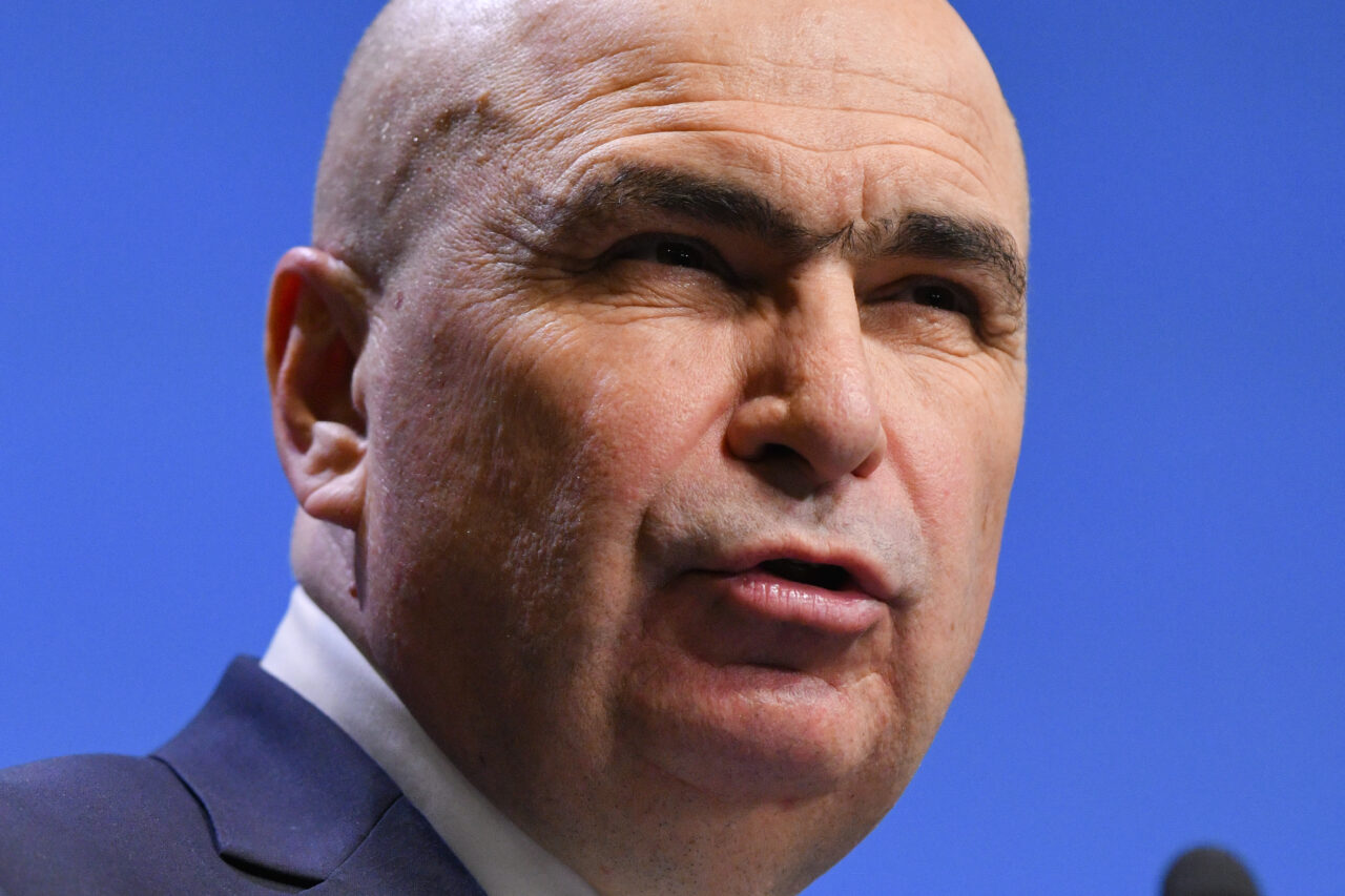 Bolojan anunță amânarea măsurilor pentru prețul carburanților